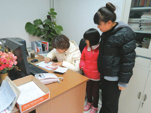 兴丰街道发放<em>失业人员独生子女</em>父母奖励费 - 北