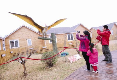 西瓜小镇恐龙主题公园开园首日吸引游客3000