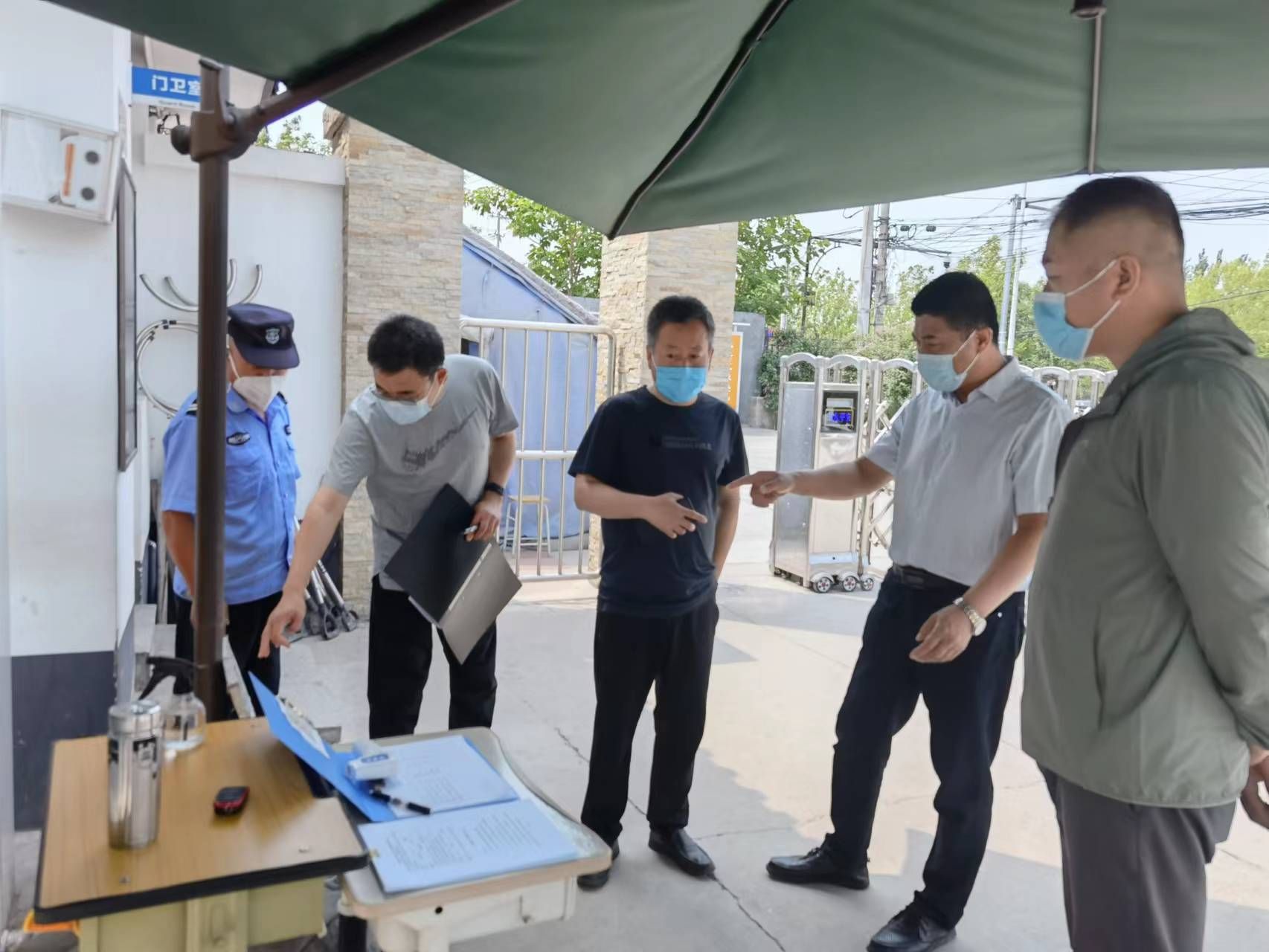 3.狼垡中学检查门口各项防疫记录情况 3.狼垡中学检查门口各项防疫记录情况