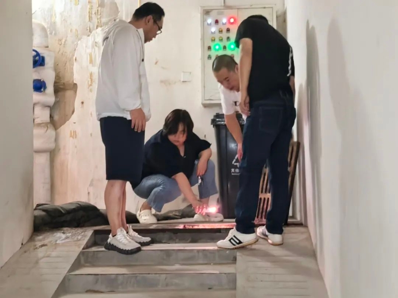 大兴区庞各庄镇隆兴园东里社区工作人员对小区内排水系统及地下室进行检查，对积水部分进行疏通和排水措施。